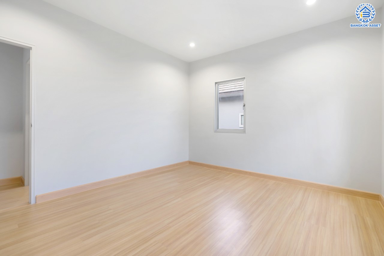 บ้านมือสองตกแต่งใหม่ ม.วิลล่าการ์เด้น3 บางกรวย-ไทรน้อย เนื้อที่ 54.2 ตร.ว. ฟังก์ชัน 4 ห้องนอน 3 ห้องน้ำ จอดรถได้ 2 คัน บรรยากาศเป็นส่วนตัว บนทำเลศักยภาพ ใกล้เซ็นทรัลเวสต์เกต เชื่อมต่อหลายเส้นทาง ถ.รัตนาธิเบศร์, ถ.กาญจนาภิเษก และราชพฤกษ์ และรถไฟฟ้า "สถานีบางพลู"...